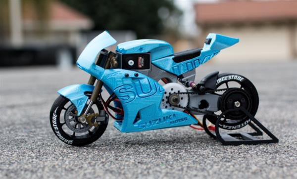 愛(ài)好者制作出帶賽車手的3D打印鈴木摩托車
