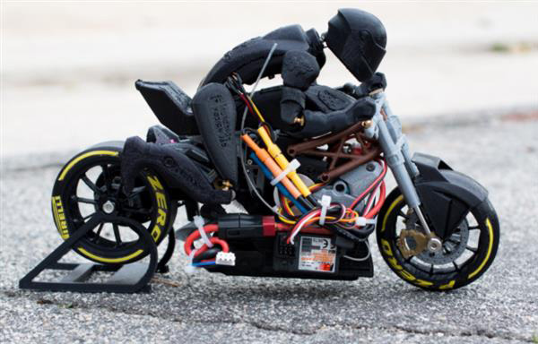 愛(ài)好者制作出帶賽車手的3D打印鈴木摩托車