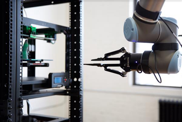 Voodoo的新自動化3D打印工廠：9臺3D打印機加一個機械臂