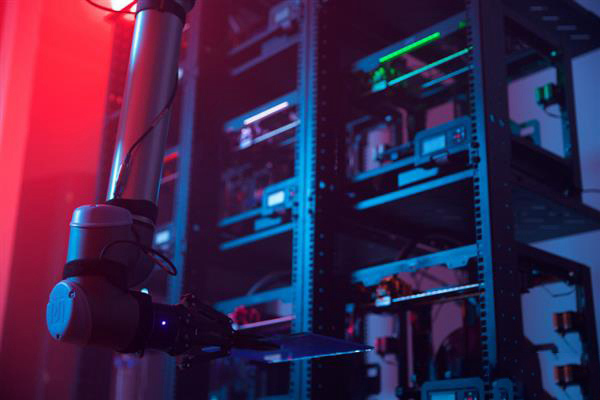Voodoo的新自動化3D打印工廠：9臺3D打印機加一個機械臂