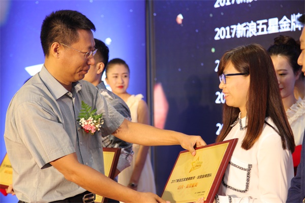 達(dá)內(nèi)童程童美斬獲2017新浪五星金牌教師評選“全國金牌團(tuán)隊獎”