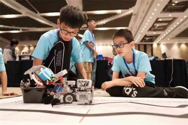 童程童美學(xué)員再登CCTV，變身央視小記者直擊2019Botball世界機(jī)器人大會(huì)·中國分會(huì)現(xiàn)場 